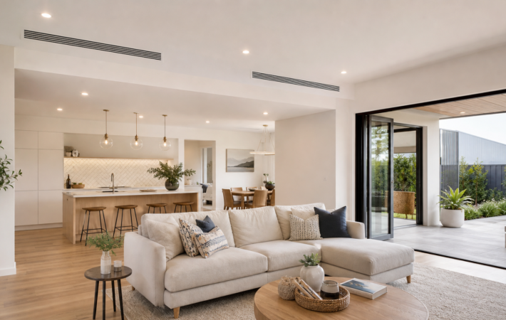 Salon moderne avec climatisation gainable discrète intégrée au plafond