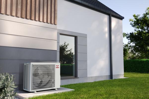 Unité extérieure Atlantic Fujitsu AOYG30KBTB installée en façade